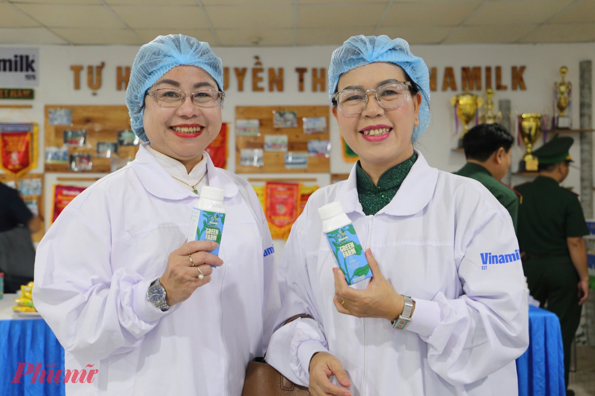 bà Trương Lê Mỹ Ngọc - Bí thư, Chủ tịch HĐND phường Tân Sơn Hòa tham quan trước thềm Đại hội Đại biểu Đảng bộ TPHCM - Ảnh: Thanh Tâm 