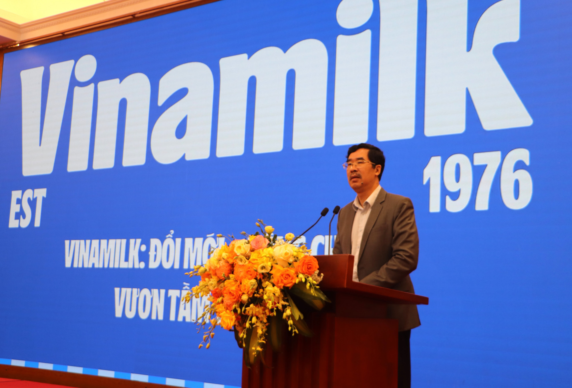 Ông Nguyễn Quốc Khánh - Giám đốc điều hành Nghiên cứu và Phát triển Vinamilk, trình bày việc ứng dụng công nghệ định danh và truy xuất nguồn gốc cho sản phẩm Vinamilk - Ảnh: Vi Nam