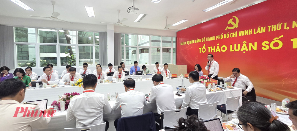 Các tổ thảo luận diễn ra sôi nổi.