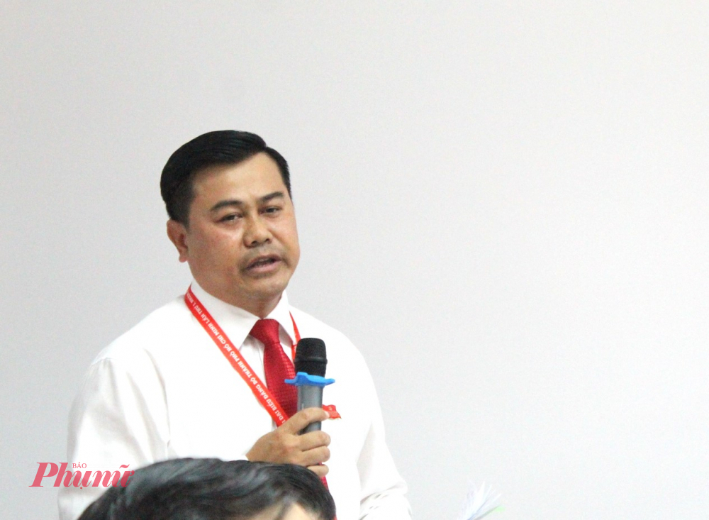  Chủ tịch UBND phường Hòa Bình Cao Hoàng Khương phát biểu tại tổ thảo luận số 1.