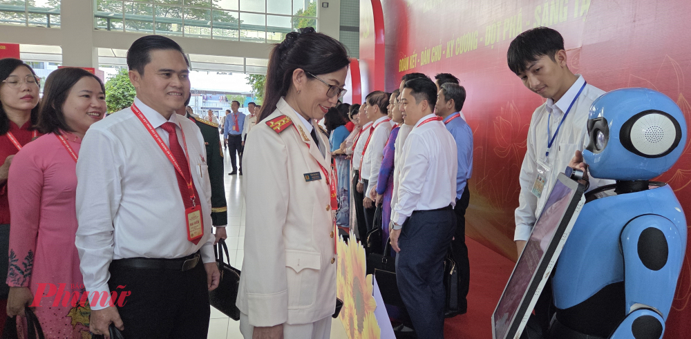 Các đại biểu check-in với robot đón khách để vào các tổ thảo luận.