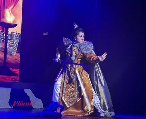 Cô đào đẹp Tú Sương một lần nữa lại chinh phục khán giả với vai kép Nguyễn Phục
