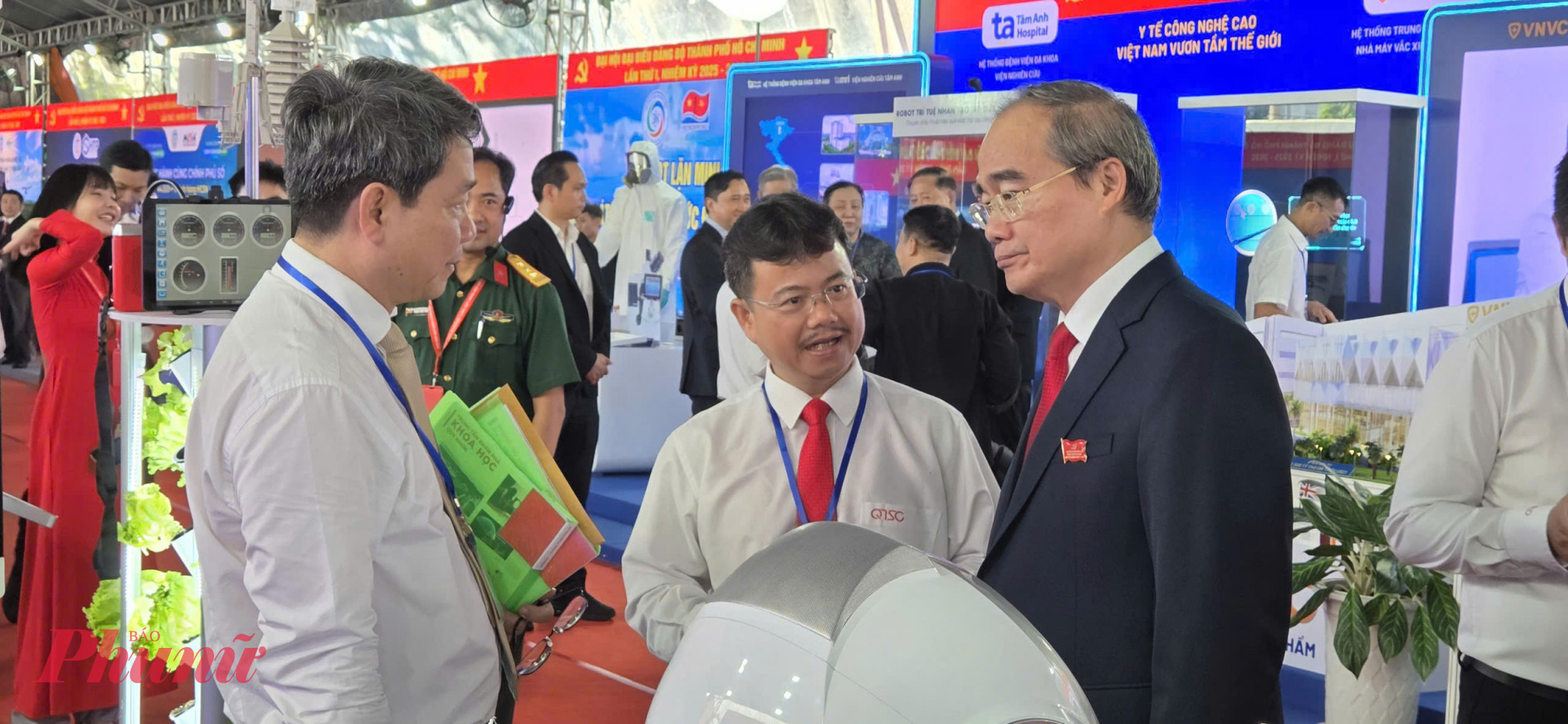 GS. Nguyễn Thiện Nhân - Nguyên Bí thư Thành ủy TPHCM - tham quan khu vực triển lãm sản phẩm công nghệ tại Đại hội - Ảnh: Nhóm PV Báo Phụ nữ TPHCM 