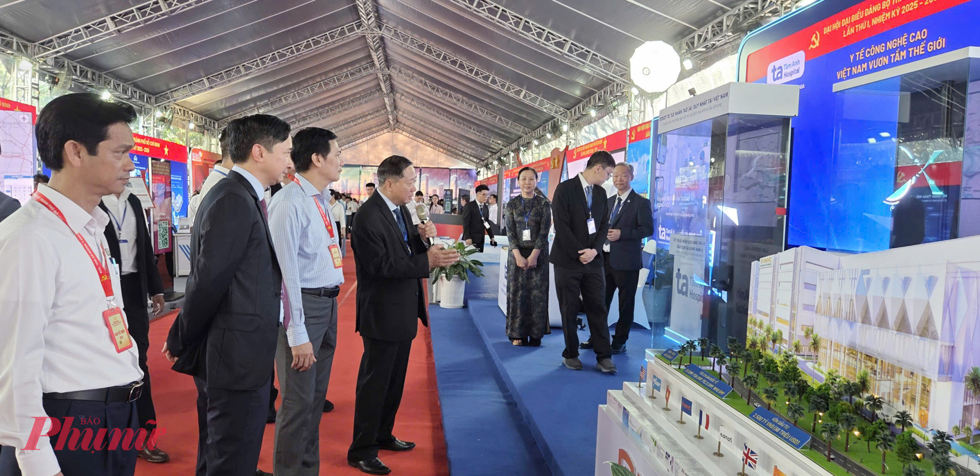 Các đại biểu tham quan và nghe giới thiệu về các sản phẩm công nghệ chiến lược tại khu vực triển lãm - Ảnh: Nhóm PV Báo Phụ nữ TPHCM 