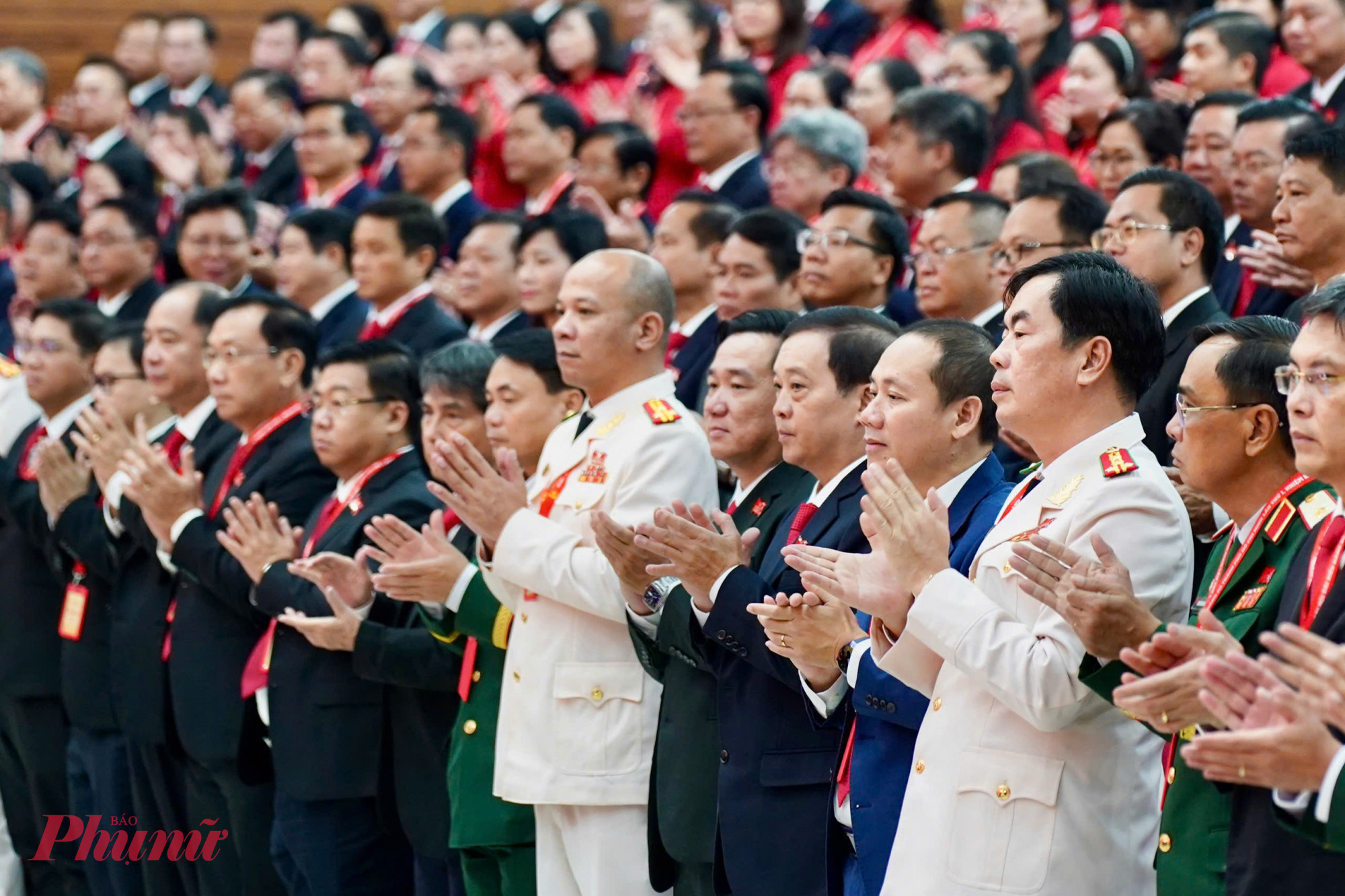 Đại biểu chào mừng lãnh đạo cấp cao vể tham dự Đại hội đại biểu Đảng bộ TPHCM - Ảnh: BTC 