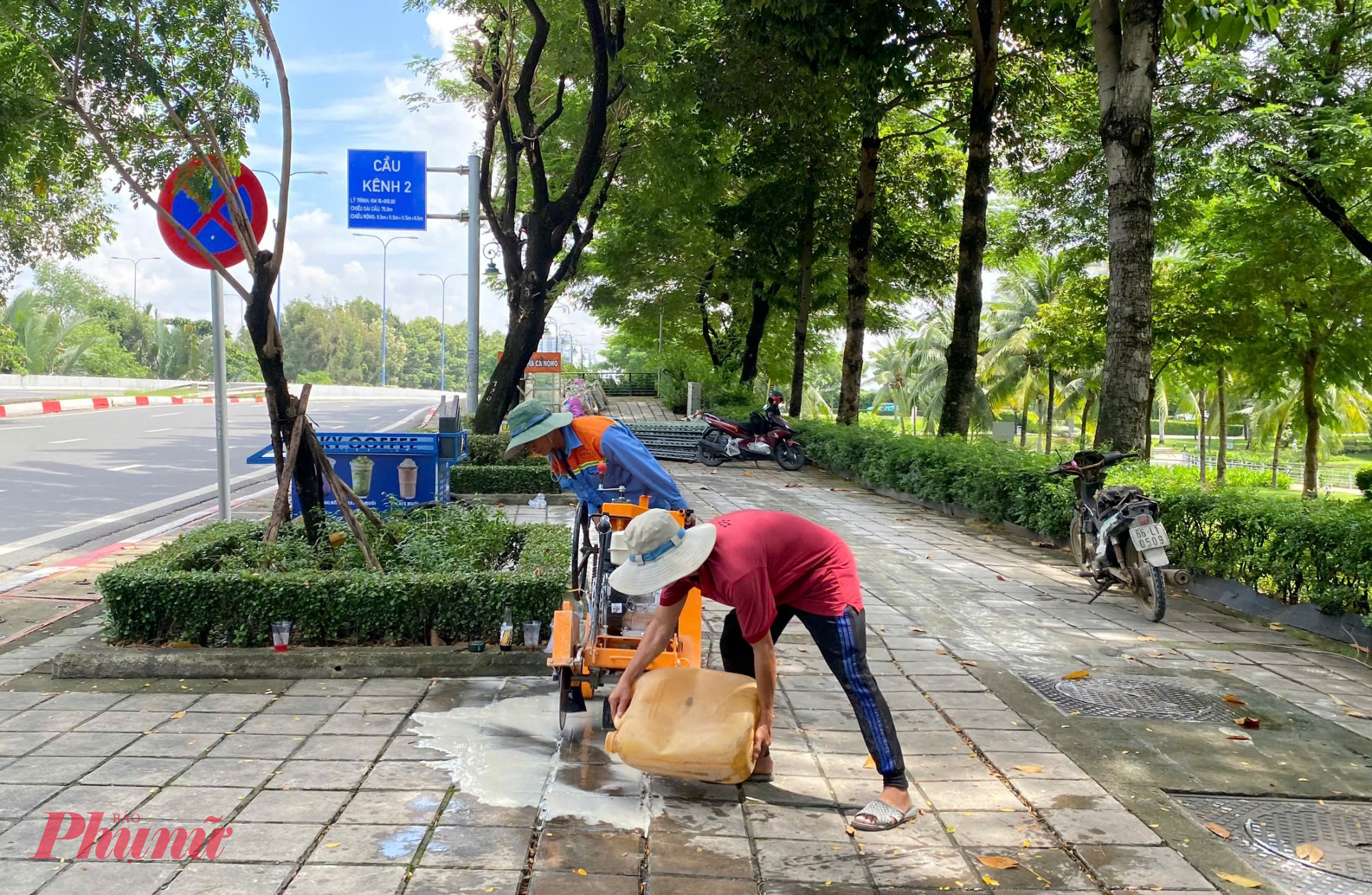 Công nhân thi công cắt vỉa hè theo tiêu chuẩn rộng 2m - Ảnh: Nguyễn Văn