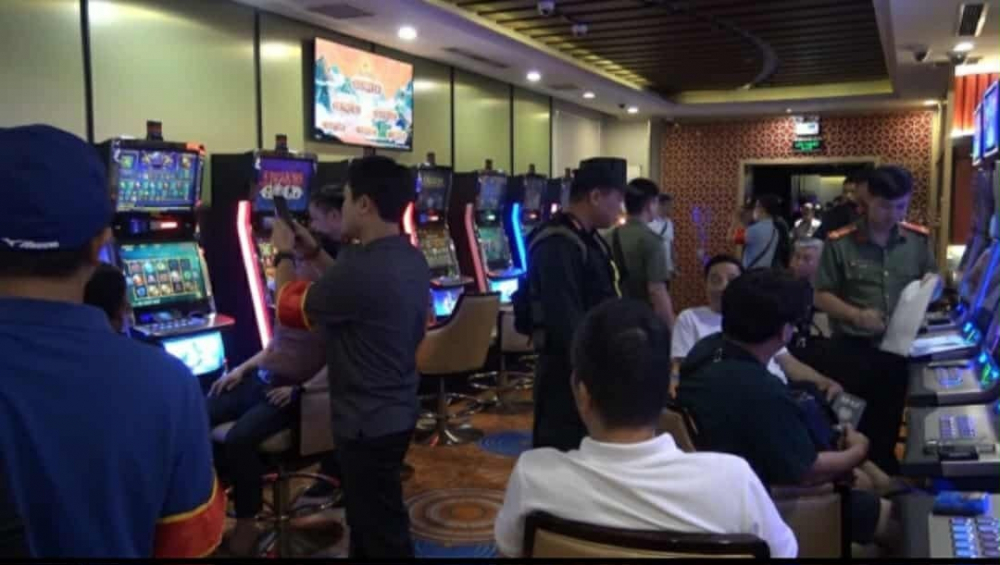 Lực lượng chức năng kiểm tra tại King Club - Ảnh: TH