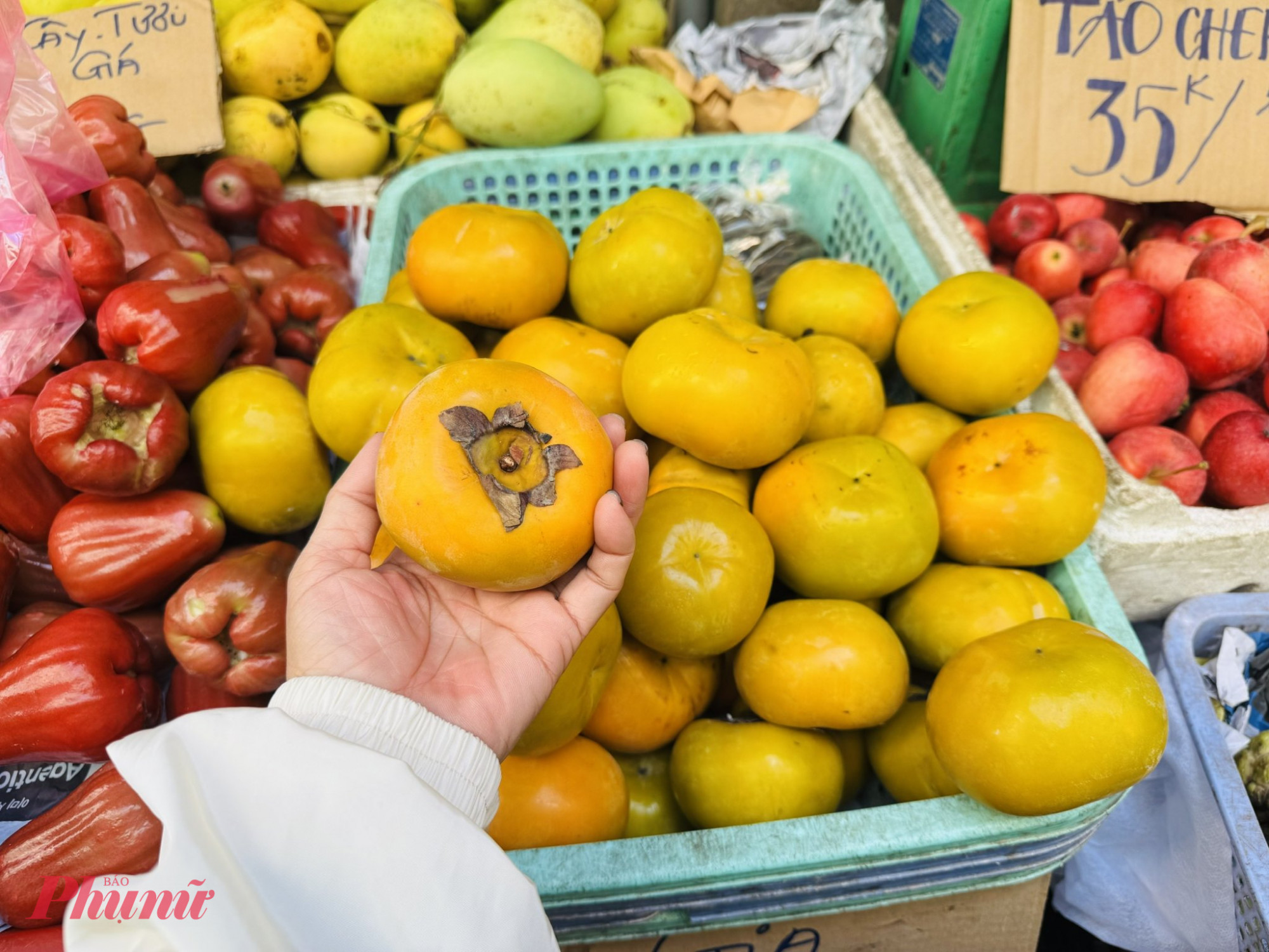 Nhưng thực tế, đây là hồng Trung Quốc. Thoạt nhìn, hình dáng hồng giòn Trung Quốc và Đà Lạt rất giống nhau nên người mua rất khó phân biệt. 