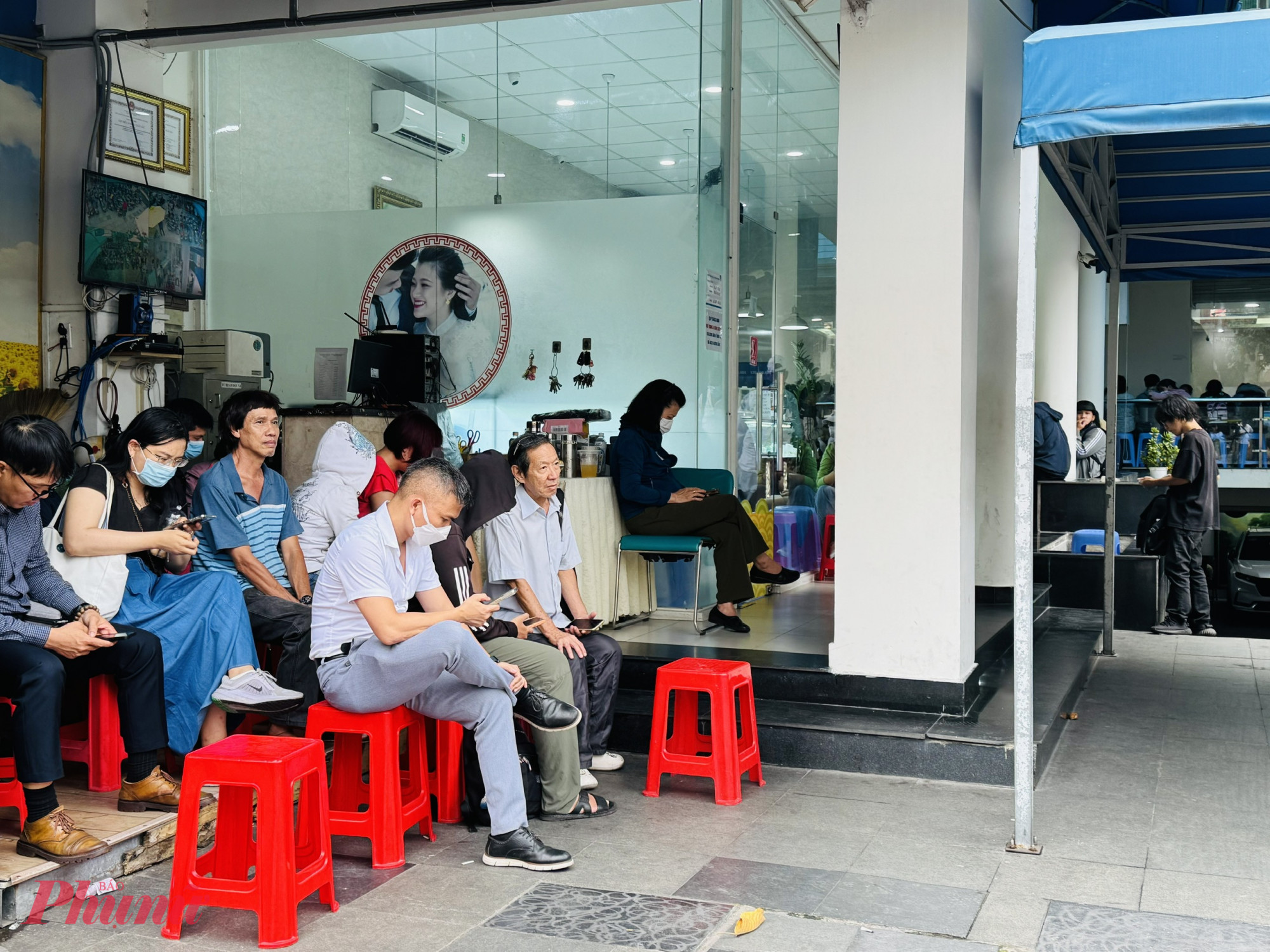 Giá vàng ở ngưỡng nguy hiểm để đầu tư Những ngày qua, người dân vẫn xếp hàng chờ mua vàng vì kỳ vọng giá vàng sẽ tiếp tục tăng - Ảnh: Thanh Hoa