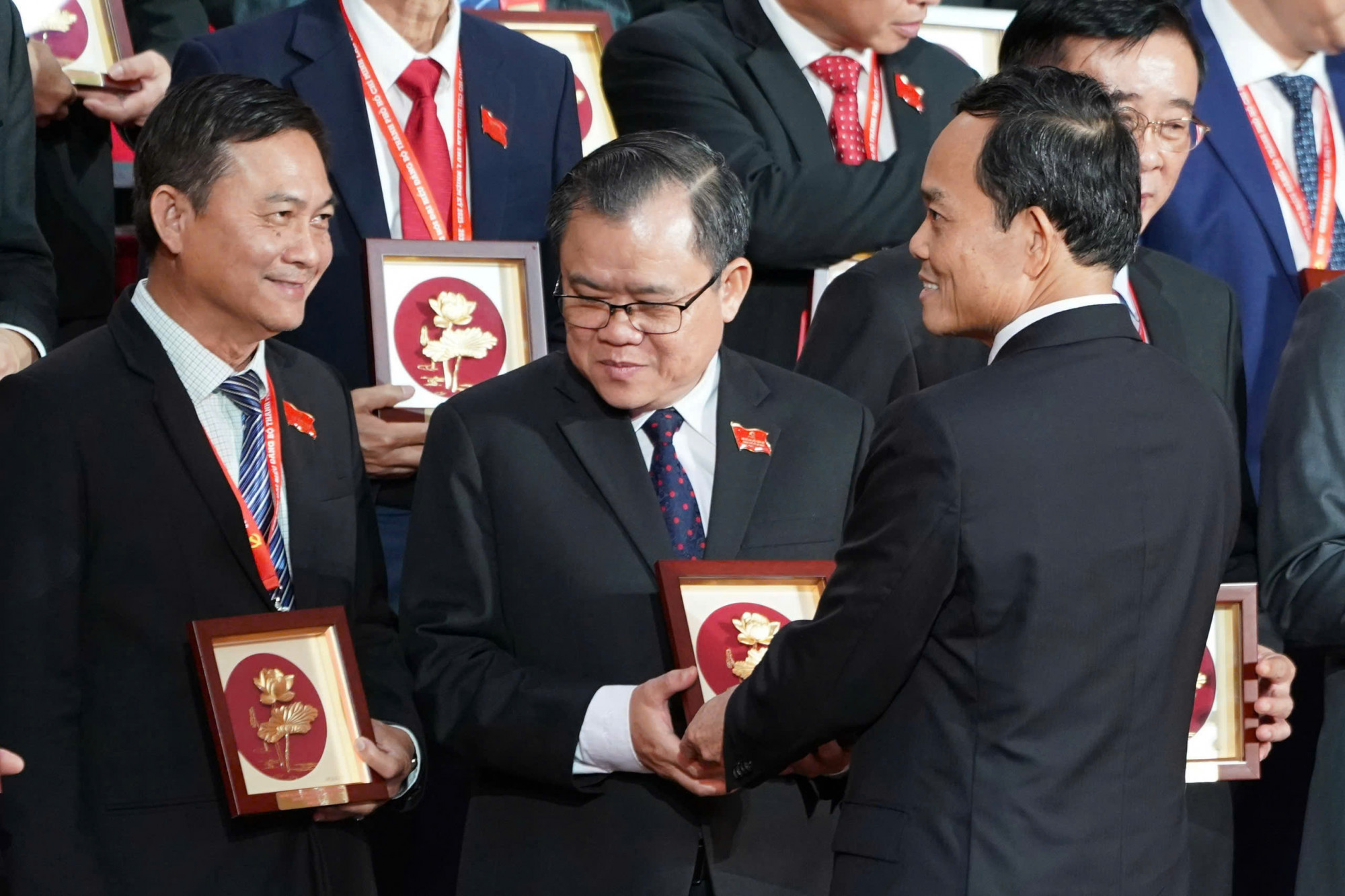Đại hội đại biểu Đảng bộ TPHCM lần thứ I: Đánh dấu bước ngoặt lịch sử của TPHCM sau hợp nhất Bí thư Thành ủy TPHCM Trần Lưu Quang tặng kỷ niệm chương cho các đại biểu - Ảnh BTC