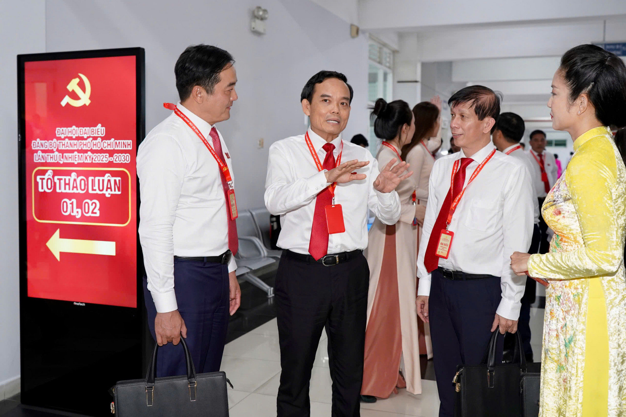 Bí thư Thành ủy TPHCM Trần Lưu Quang trao đổi cùng các đại biểu bên lề Đại hội - Ảnh: BTC 
