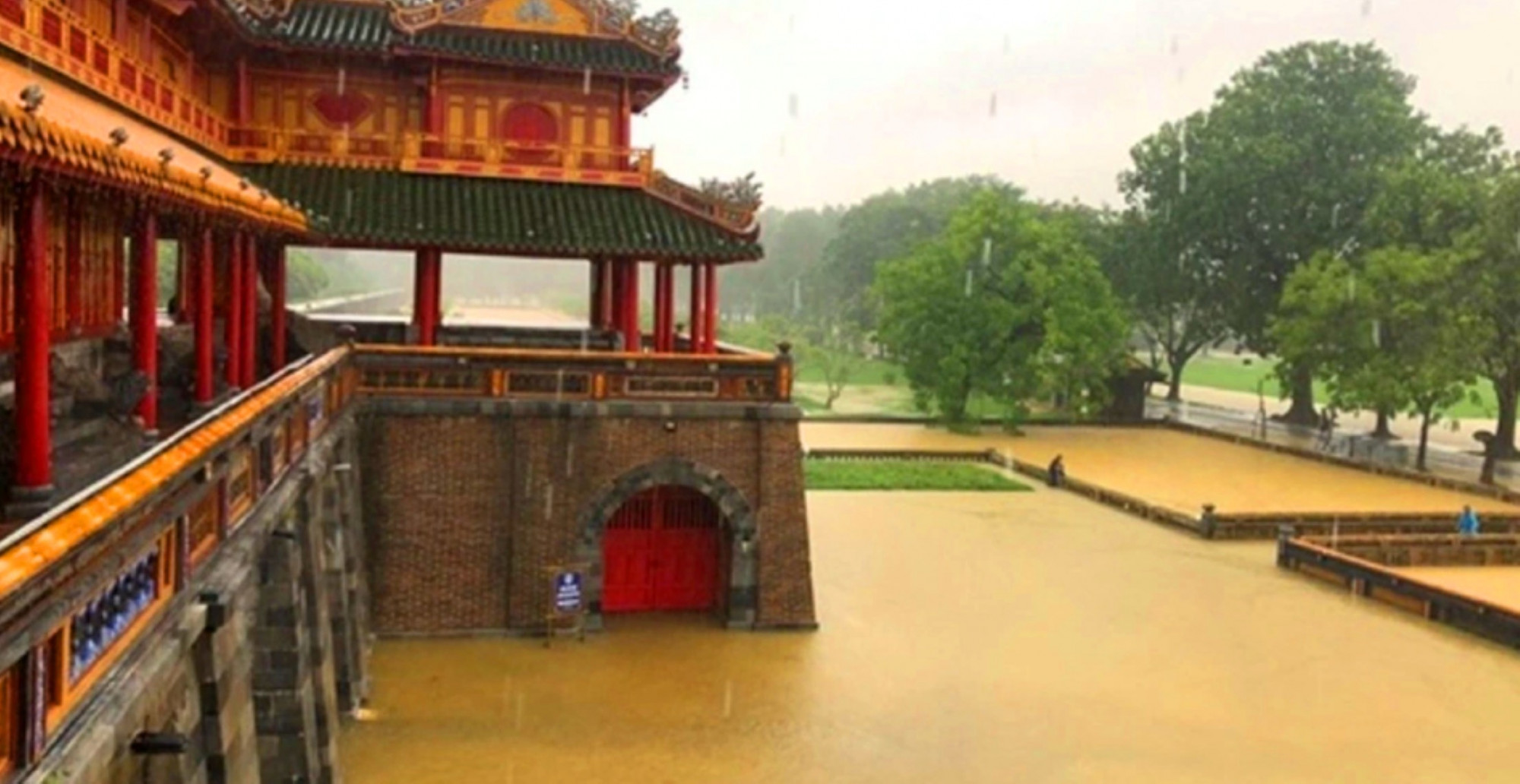 Mỗi khi mưa lớn dài ngày thì khu vực vào cửa Ngọ Môn (TP Huế) thường ngập nước
