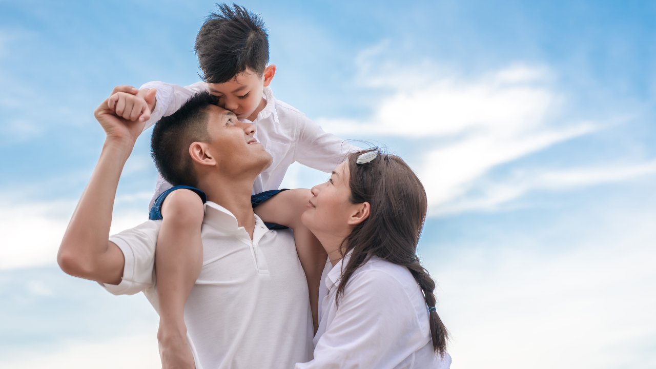 Một gia đình hạnh phúc sẽ được xây dựng trên tình yêu thương thay vì vật chất - Ảnh: Canva Pro
