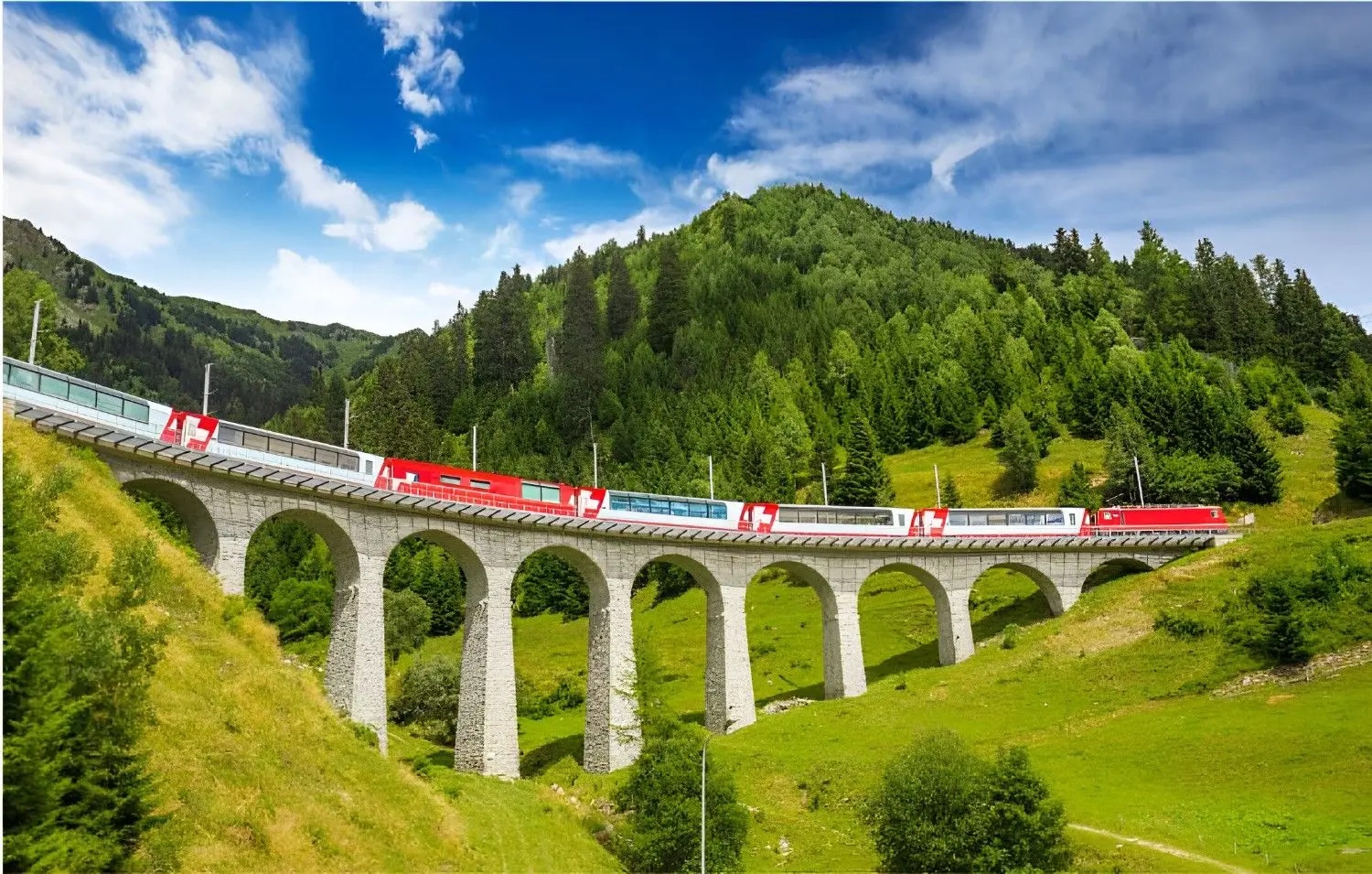 Chuyến tàu Glacier Express được bao quanh bởi quang cảnh tuyệt đẹp của Thụy Sĩ - Ảnh: Glacier Express
