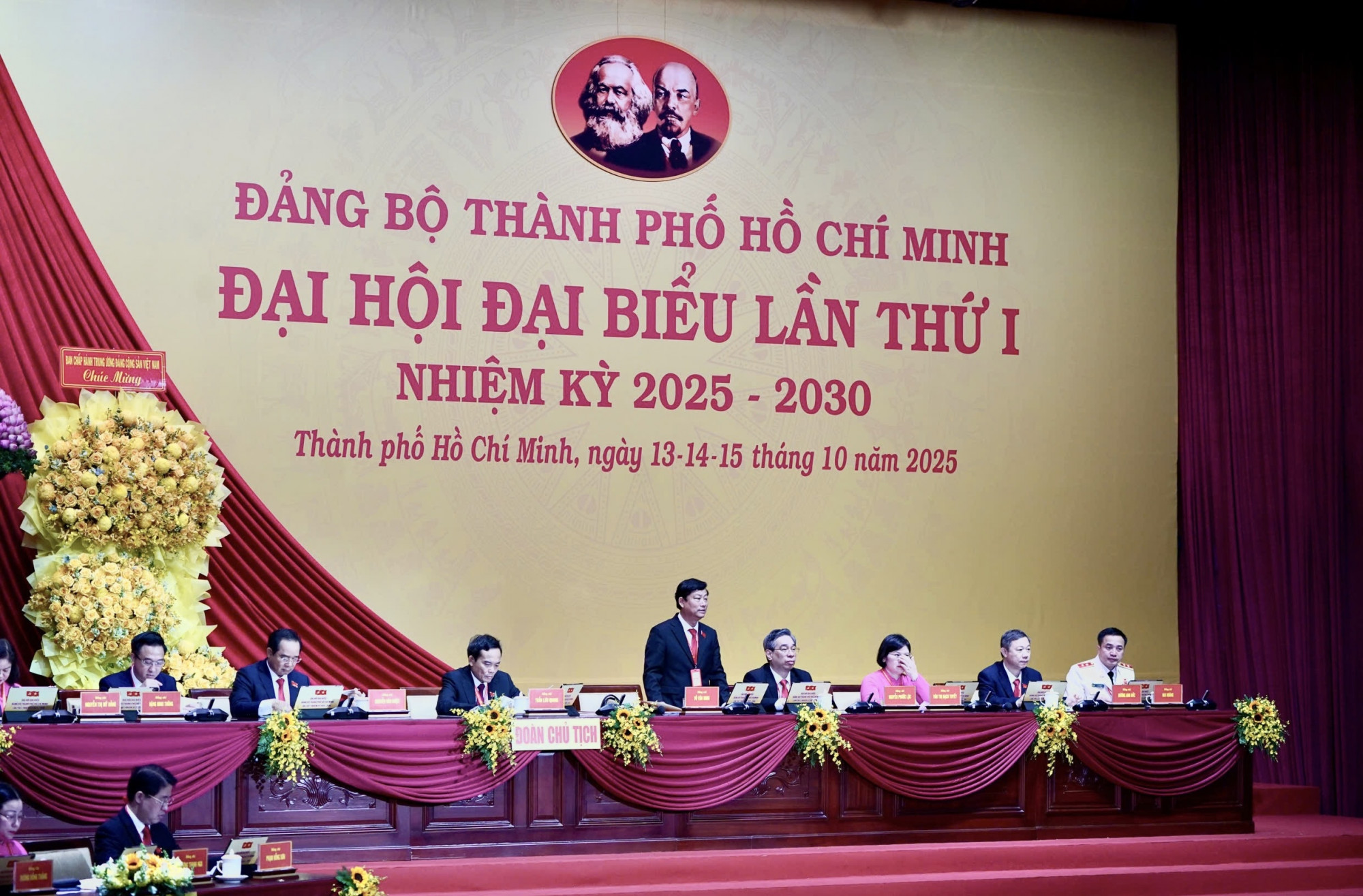 Khoa học - công nghệ trở thành động lực then chốt cho tăng trưởng TPHCM Đoàn Chủ tịch đại hội điều hành phiên bế mạc - Ảnh: Ban tổ chức Đại hội Đảng bộ TPHCM