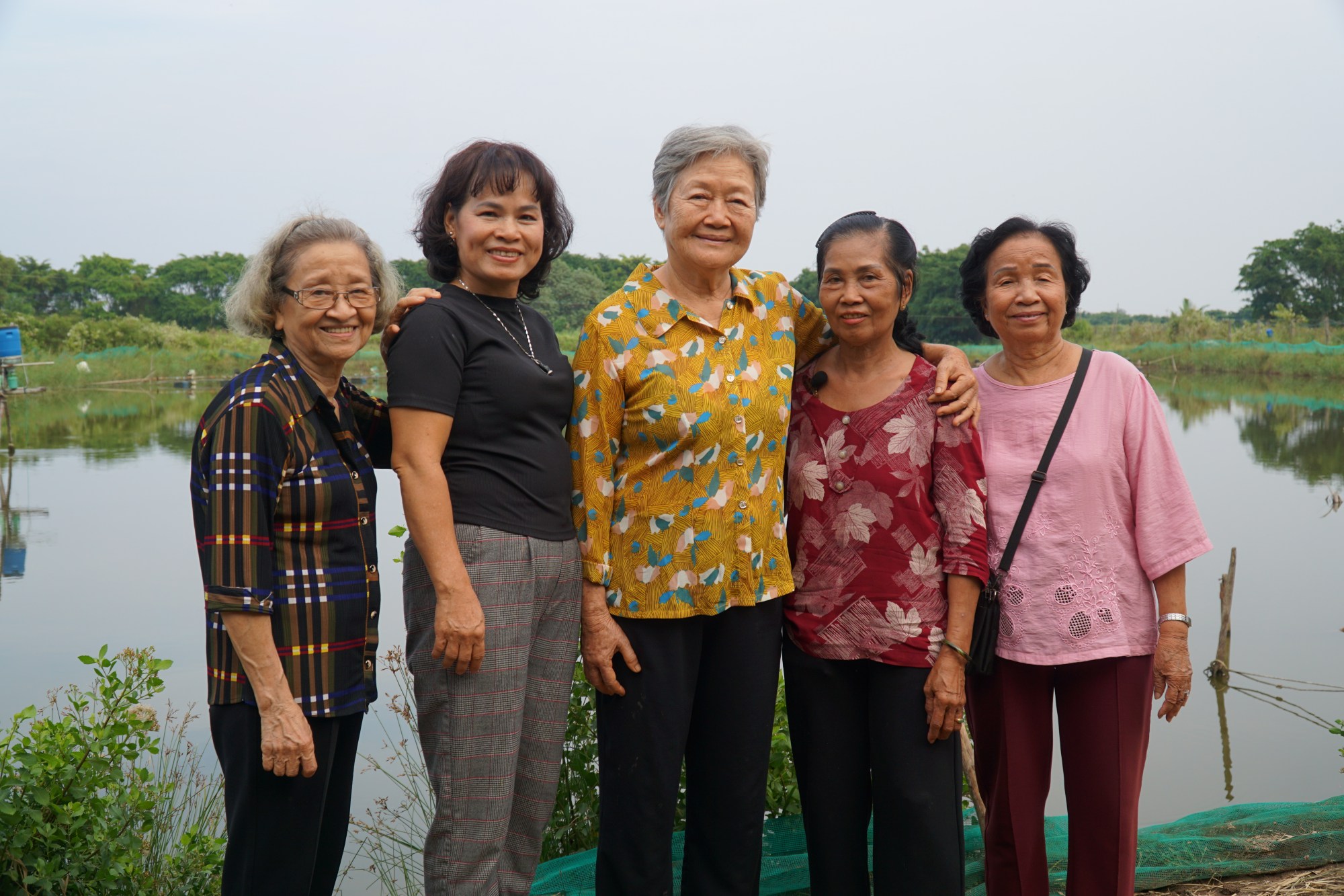 Cùng các chị giao liên Thành Đoàn thăm  cựu nữ tù Quảng Tín Phạm Thị Thạch (người đứng giữa, Bình Đại, Bến Tre) - Ảnh: NVCC