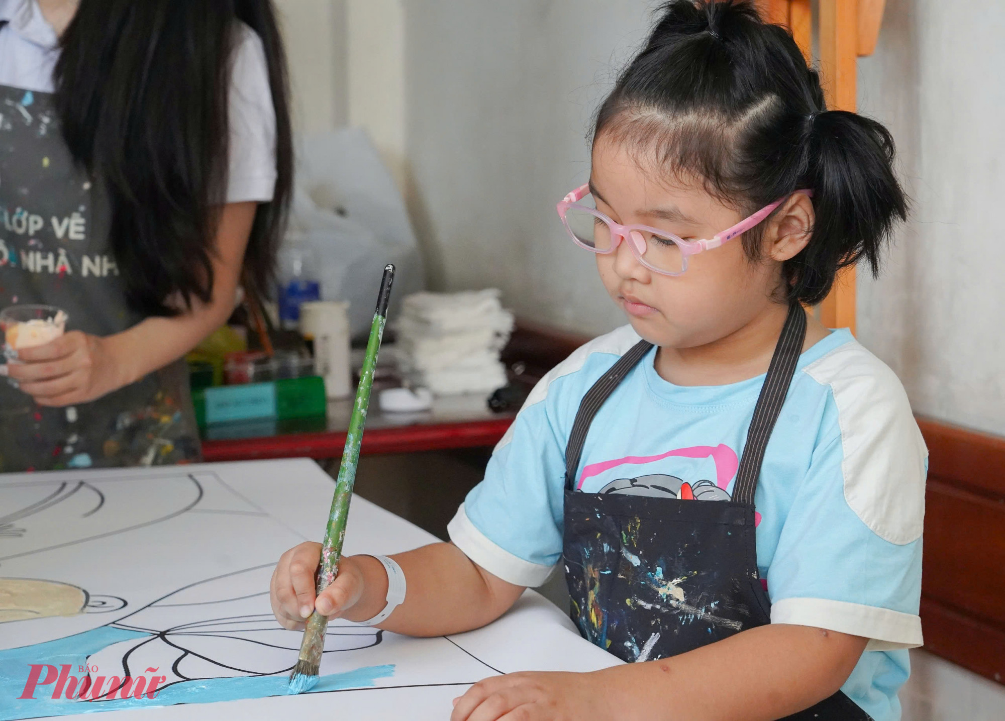 Bệnh nhi chăm chú, nắn nót từng màu sắc trước khi bày tỏ cảm mến của mình đến người được tặng