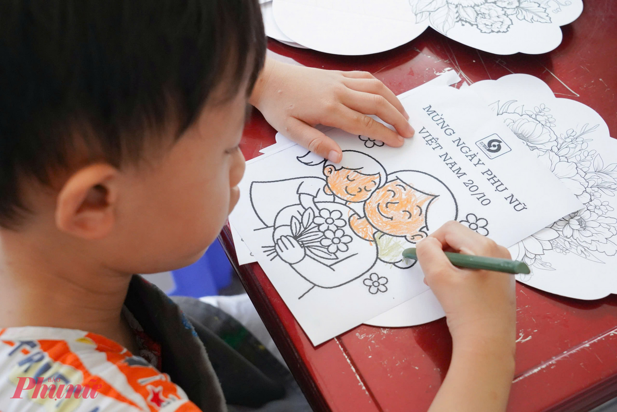 Các bé tự do chọn lựa bức tranh mình yêu thích, sau đó tô vẽ thêm những màu sắc, chi tiết mà bệnh nhi muốn gửi gắm