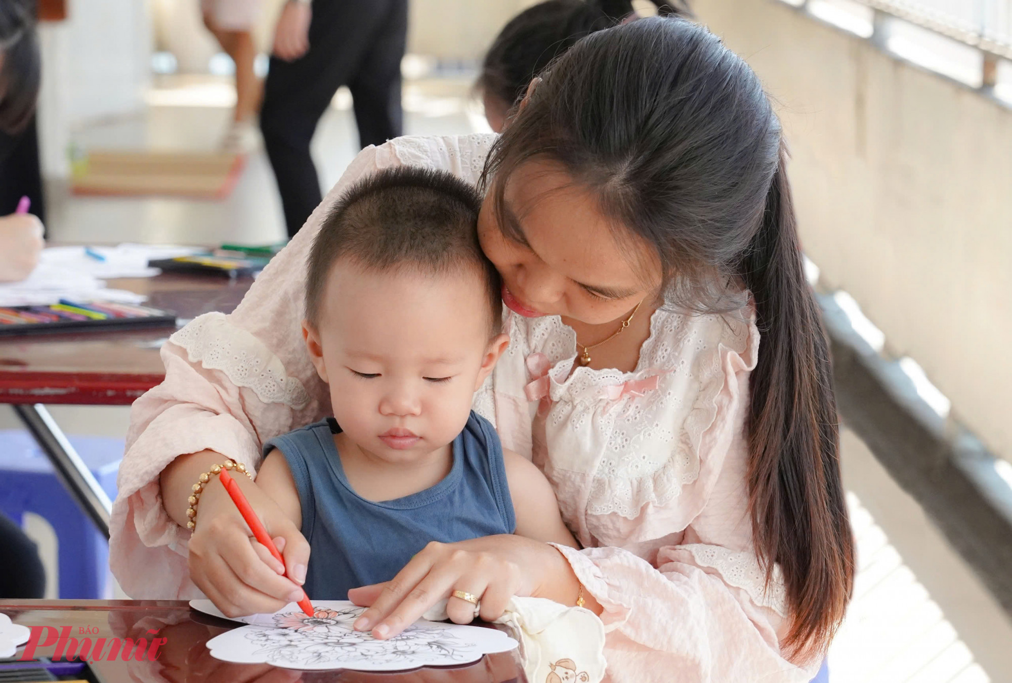 Những em bé nhỏ hơn được người thân hỗ trợ cầm bút vẽ. Chị N.B.N. mẹ của bé Đ.N.X.T. (9 tuổi) xúc động chia sẻ: “Tuy nét tô màu còn nghệch ngoạc chưa đều nhưng đó là tấm lòng của con trai. Bao nhiêu cực nhọc chăm con trong bệnh viện, nay nhận được thiệp chúc mừng 20/10, tôi cảm thấy thật hạnh phúc”