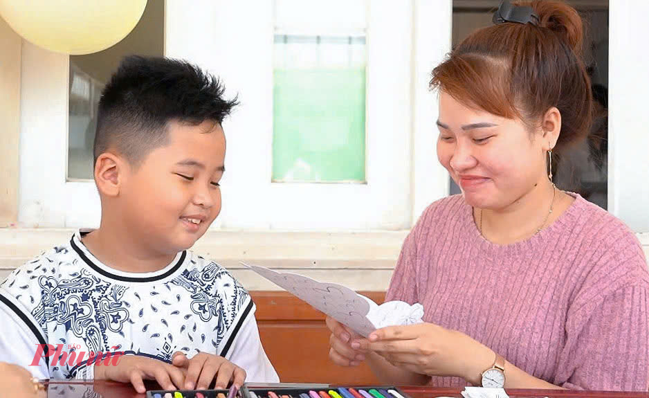 ị N.B.N. mẹ của bé Đ.N.X.T. (9 tuổi) xúc động chia sẻ: “Tuy nét tô màu còn nghệch ngoạc chưa đều nhưng đó là tấm lòng của con trai. Bao nhiêu cực nhọc chăm con trong bệnh viện, nay nhận được thiệp chúc mừng 20/10, tôi cảm thấy thật hạnh phúc”