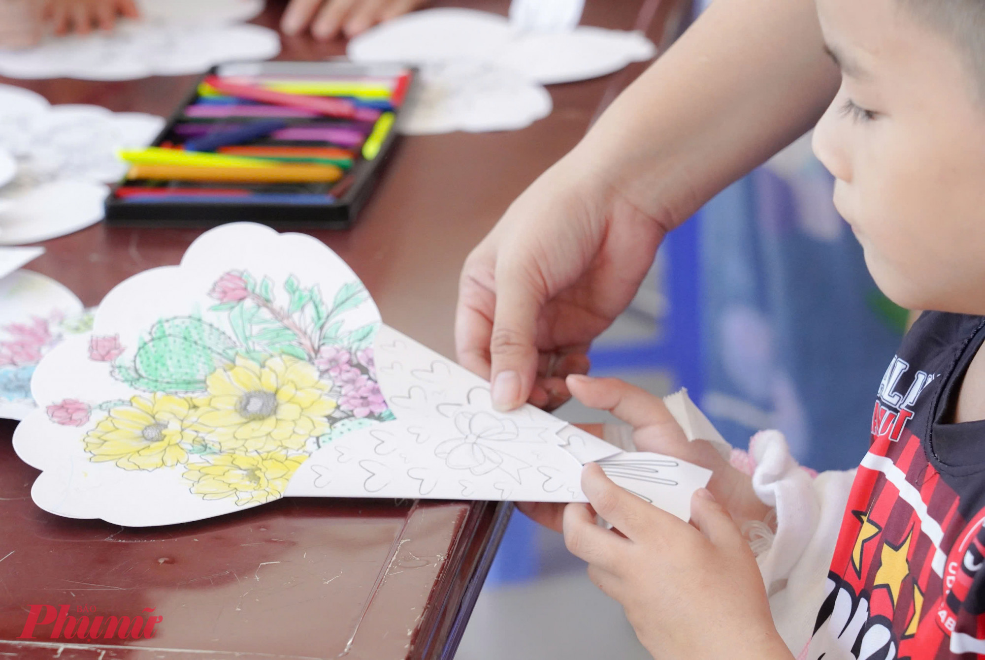 Bó hoa tươi thắm sẽ được gửi đến người thân, Chị N.B.N. mẹ của bé Đ.N.X.T. (9 tuổi) xúc động chia sẻ: “Tuy nét tô màu còn nghệch ngoạc chưa đều nhưng đó là tấm lòng của con trai. Bao nhiêu cực nhọc chăm con trong bệnh viện, nay nhận được thiệp chúc mừng 20/10, tôi cảm thấy thật hạnh phúc”