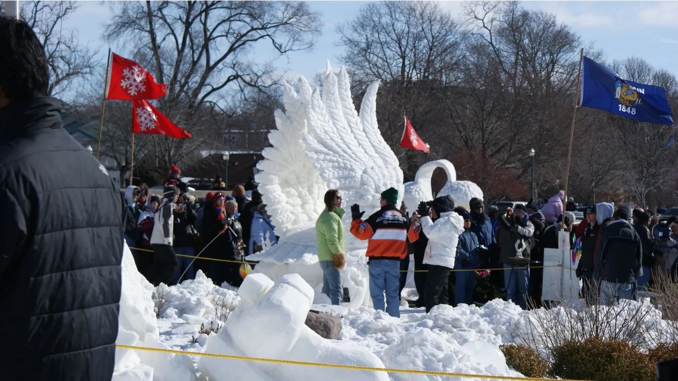 Lễ hội mùa đông hồ Geneva, bang Wisconsin, Mỹ. Tổ chức từ 28/1 đến 1/2/2026, lễ hội có cuộc thi điêu khắc tuyết, đua xe trượt tuyết, đốt lửa trại trên bãi biển, các chương trình ca nhạc. Du khách đừng quên thưởng thức các món ăn địa phương và ăn bánh quy kẹp marshmallow.