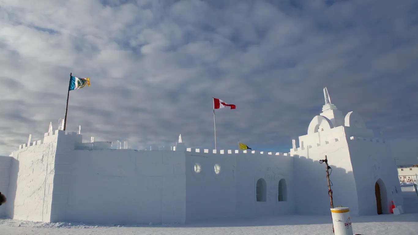 Lễ hội mùa đông Snowking, Yellowknife, Canada diễn ra trong tháng 3/2026. Lễ hội được tổ chức trong lâu đài tuyết làm hoàn toàn bằng băng tuyết trên mặt hồ đóng băng Great Slave Lake. Các hoạt động như múa rối, nhạc sống, chiếu phim, kịch thiếu nhi, đấu khúc côn cầu…s được diễn ra trong lâu đài này.  