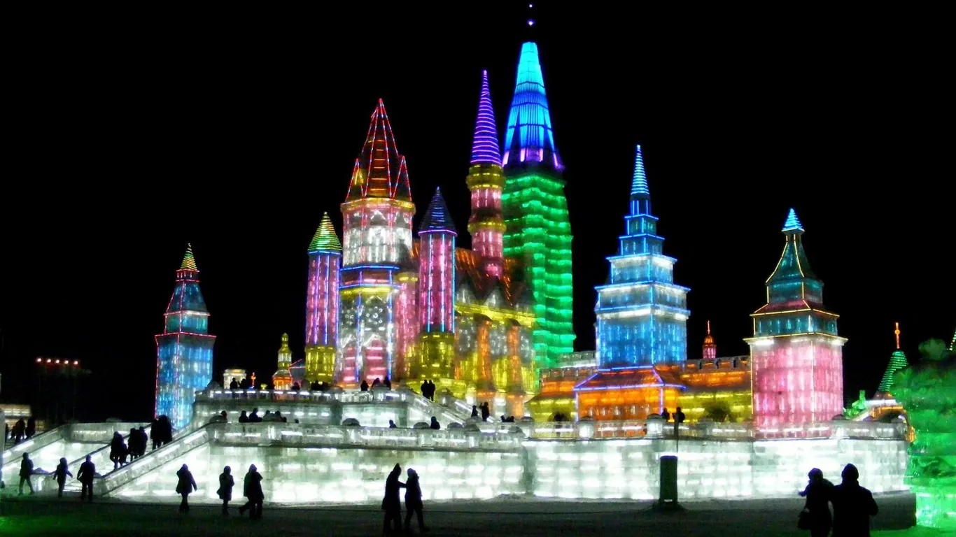 Lễ hội băng tuyết Cáp Nhĩ Tân, Trung Quốc. Lễ hội diễn ra từ 25/12/2025 đến giữa tháng 2/2026 ở thành phố Cáp Nhĩ Tân, tỉnh Hắc Long Giang. Du khách sẽ được chiêm ngưỡng những tác phẩm điêu khắc bằng băng khổng lồ, xem biểu diễn ánh sáng, biểu diễn trên băng.  Ngoài ra, còn có  như trượt băng, trượt tuyết, đi xe trượt tuyết, xe đạp trên băng... 