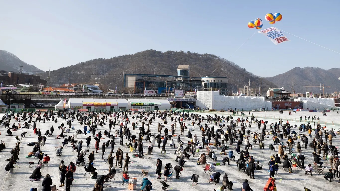 Lễ hội băng Hwacheon Sancheoneo, Gangwon-do, Hàn Quốc. Được tổ chức từ 10/1 đến 1/2/2026, du khách được câu cá trên suối Hwacheoncheon đóng băng, bắt cá hồi qua các lỗ khoan trên băng. Lễ hội còn có đá bóng trên băng, rượt tuyết, trượt ván.