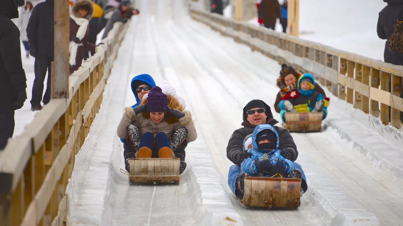 Lễ hội mùa đông Quebec, Canada.  Còn được gọi là Carnaval de Québec,lễ hội sẽ diễn ra từ ngày 6 -15/2/2026. Đây là một trong những lễ hội mùa đông lớn nhất thế giới, thu hút đông đảo du khách về chiêm ngưỡng các tác phẩm điêu khắc băng tuyết, xem ca nhạc, diễu hành đêm, tham gia đua thuyền trên băng.