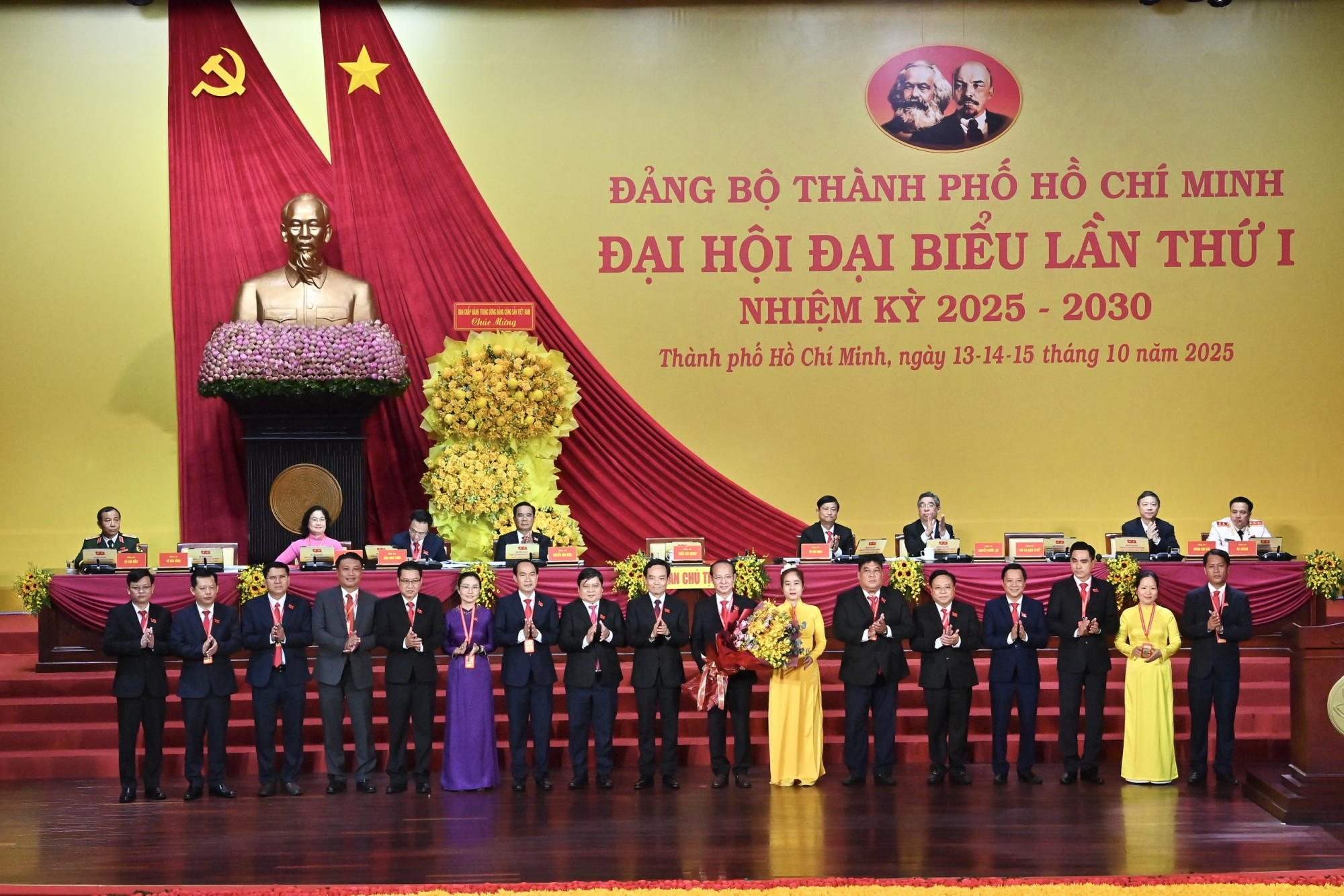 Bí thư Thành uỷ Trần Lưu Quang tặng hoa chúc mừng Ủy ban Kiểm tra Thành ủy TP HCM nhiệm kỳ 2025-2030 - Ảnh: Ban tổ chức Đại hội Đảng bộ TPHCM 