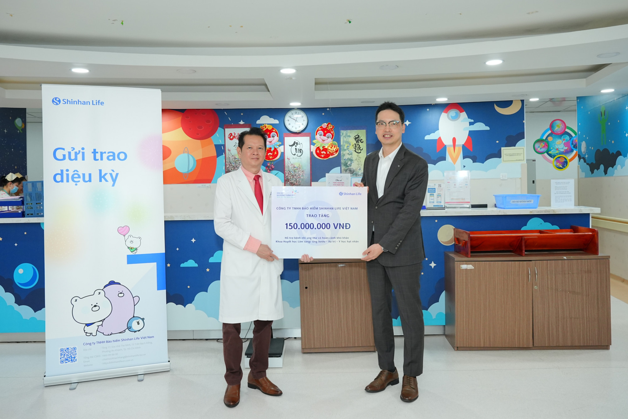 Ông Bae Seung Jun - Tổng giám đốc Shinhan Life Việt Nam trao tài trợ viện phí cho 15 em nhỏ có hoàn cảnh khó khăn tới đại diện Bệnh viện Nhi đồng Thành phố - Ảnh: Shinhan Life Việt Nam