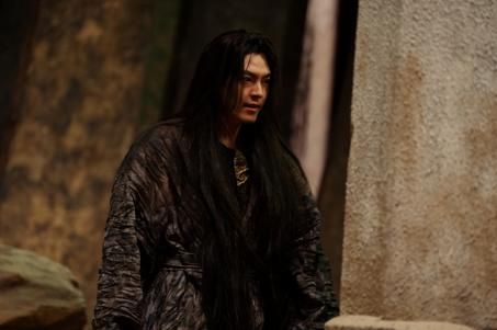 Kim Woo-bin và mái tóc dài khác lạ trong phim. Ảnh: Netflix