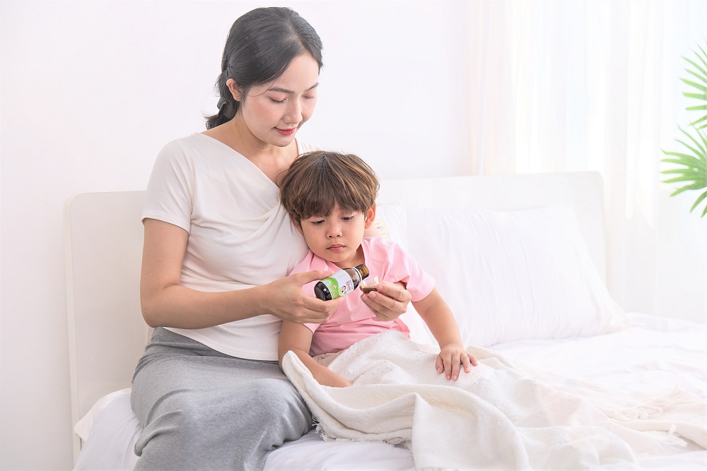 Trẻ dùng siro ho cảm thảo dược hỗ trợ giảm ho, sổ mũi, tiêu đờm - Ảnh: Ích Nhi