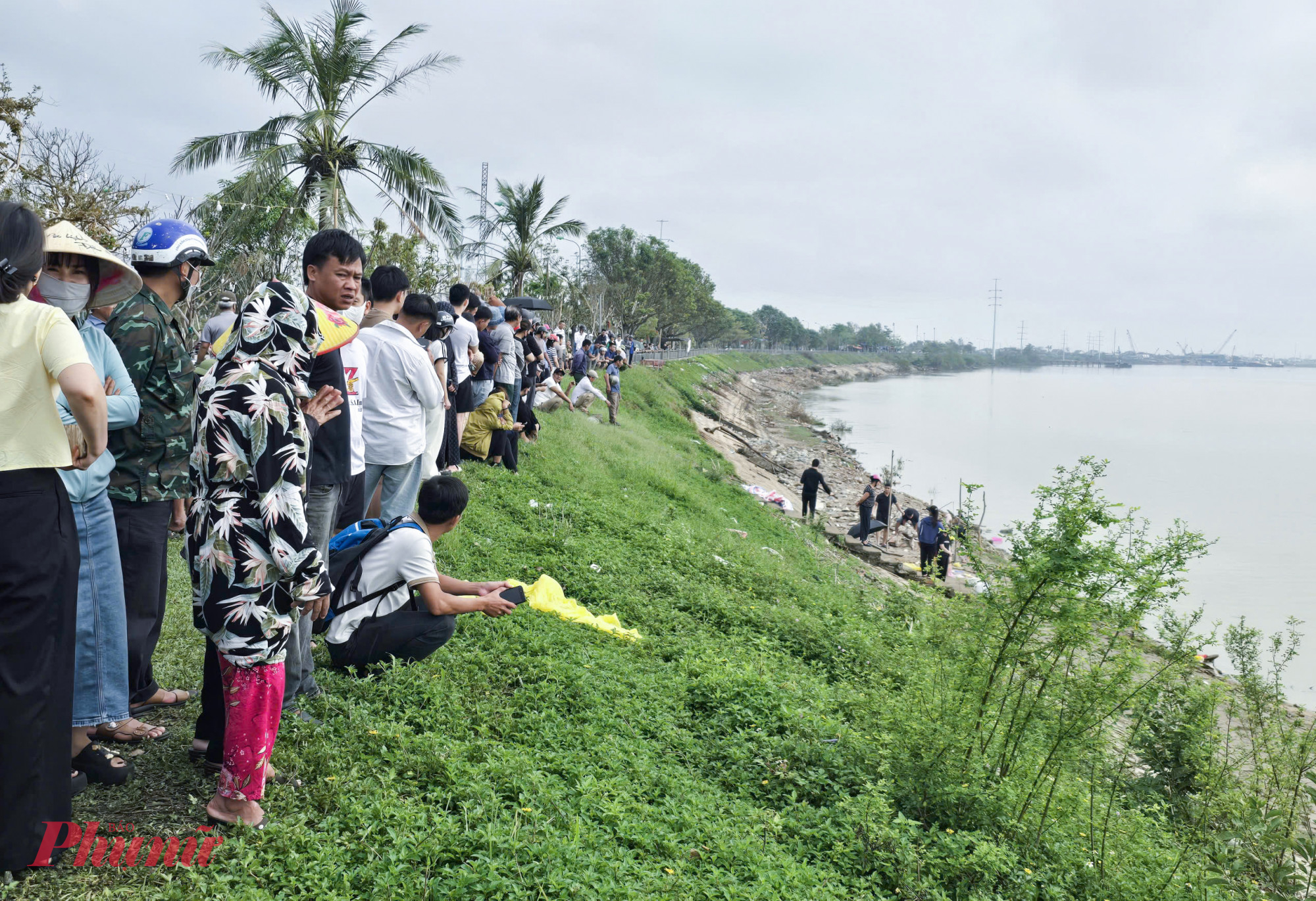 Hàng trăm người dân tập trung trên bờ sông Lam ngóng chờ thông tin
