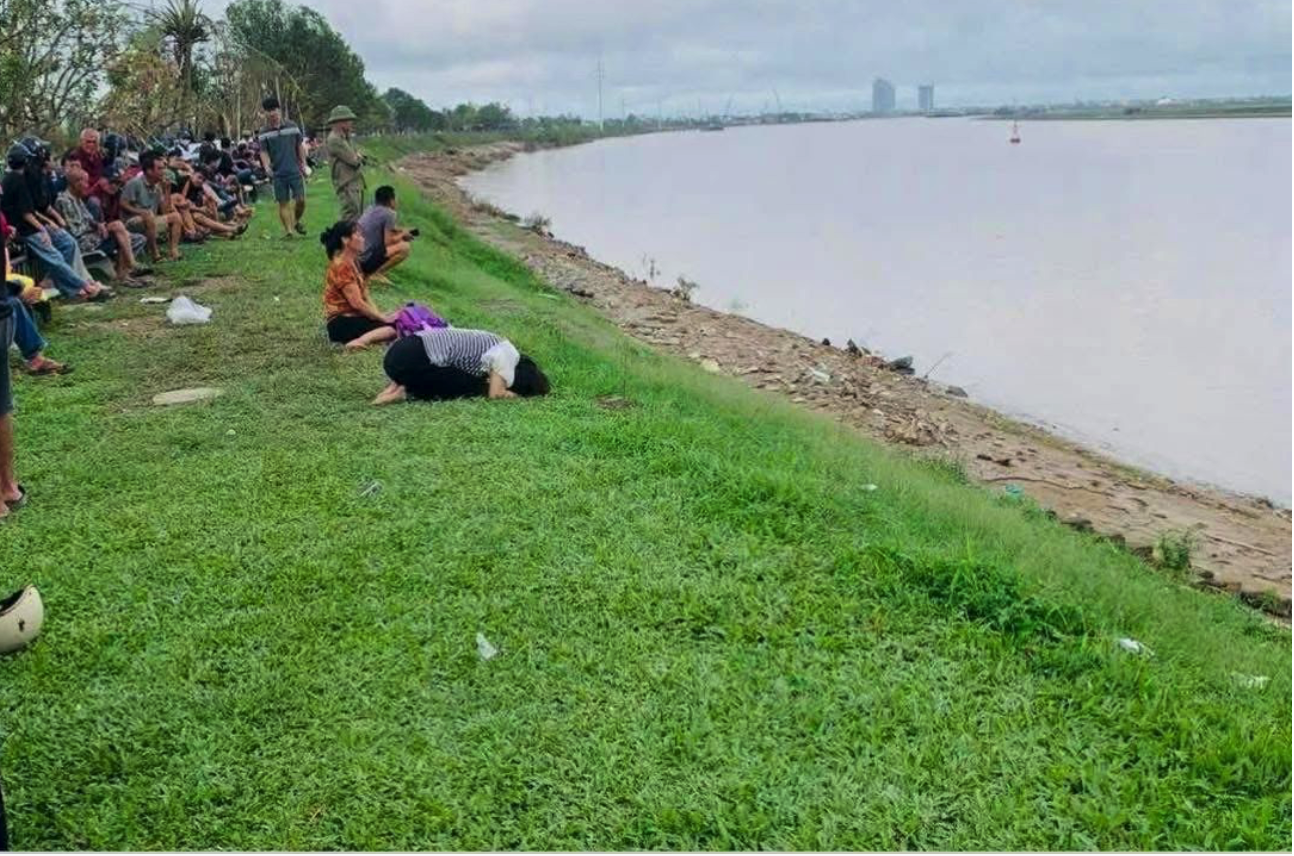 Cha ôm con tự tử không chỉ là bi kịch gia đình Người thân và lực lượng tìm kiếm 3 cha con cầu nguyện bên bờ sông (ảnh: Nghệ An News)