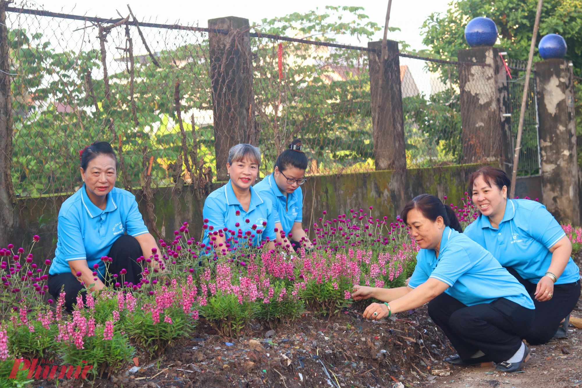 Phụ nữ phường Long Bình góp sức bảo vệ môi trường Cán bộ, hội viên phụ nữ phường Long Bình bắt tay cải tạo bãi rác thành tuyến đường hoa tại đường B, khu phố 3 - Ảnh: Thảo Nguyên