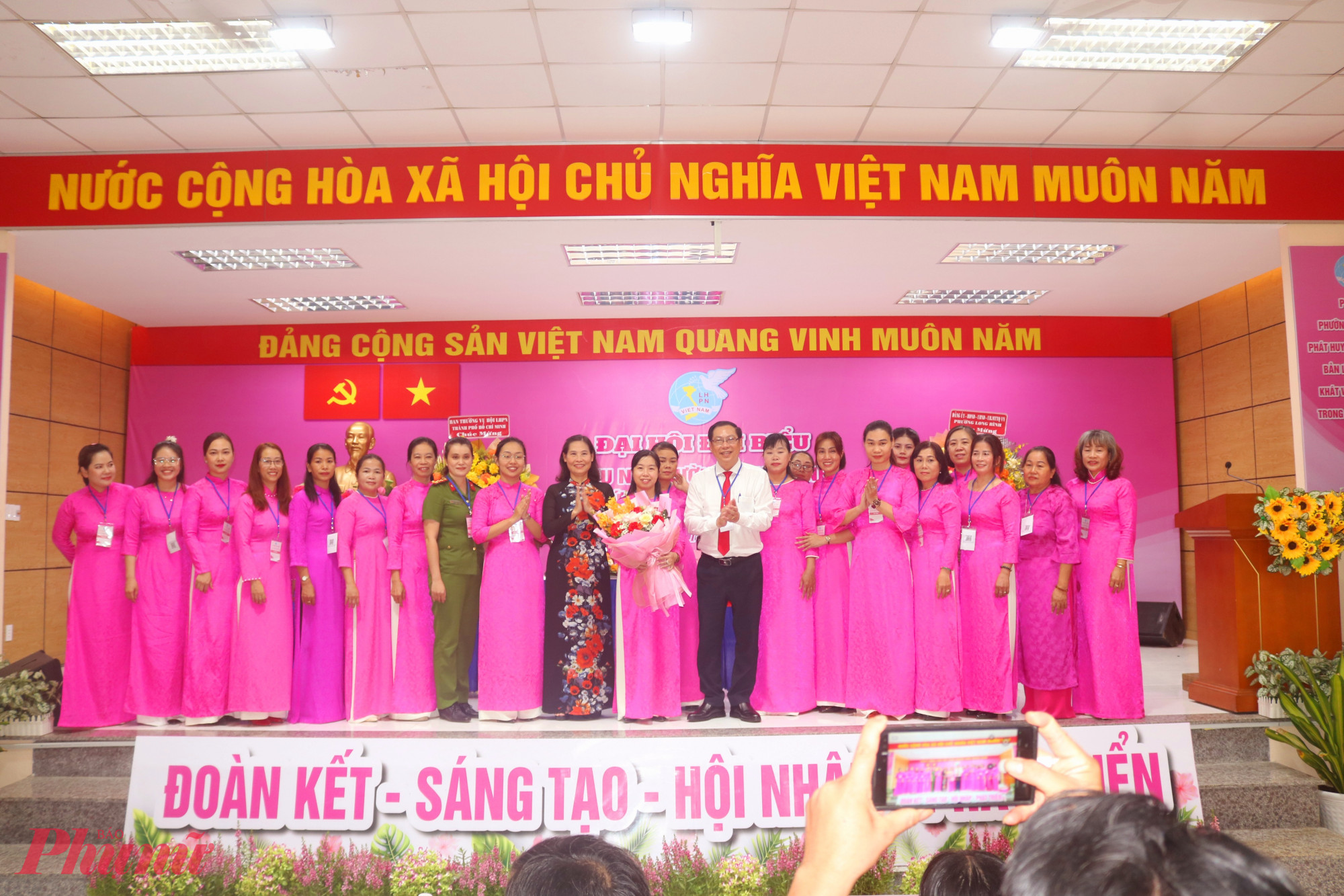 Phụ nữ phường Long Bình góp sức bảo vệ môi trường Ban chấp hành Hội LHPN phường Long Bình, nhiệm kỳ 2025 – 2030 nhận hoa chúc mừng và ra mắt đại hội - Ảnh: Thảo Nguyên