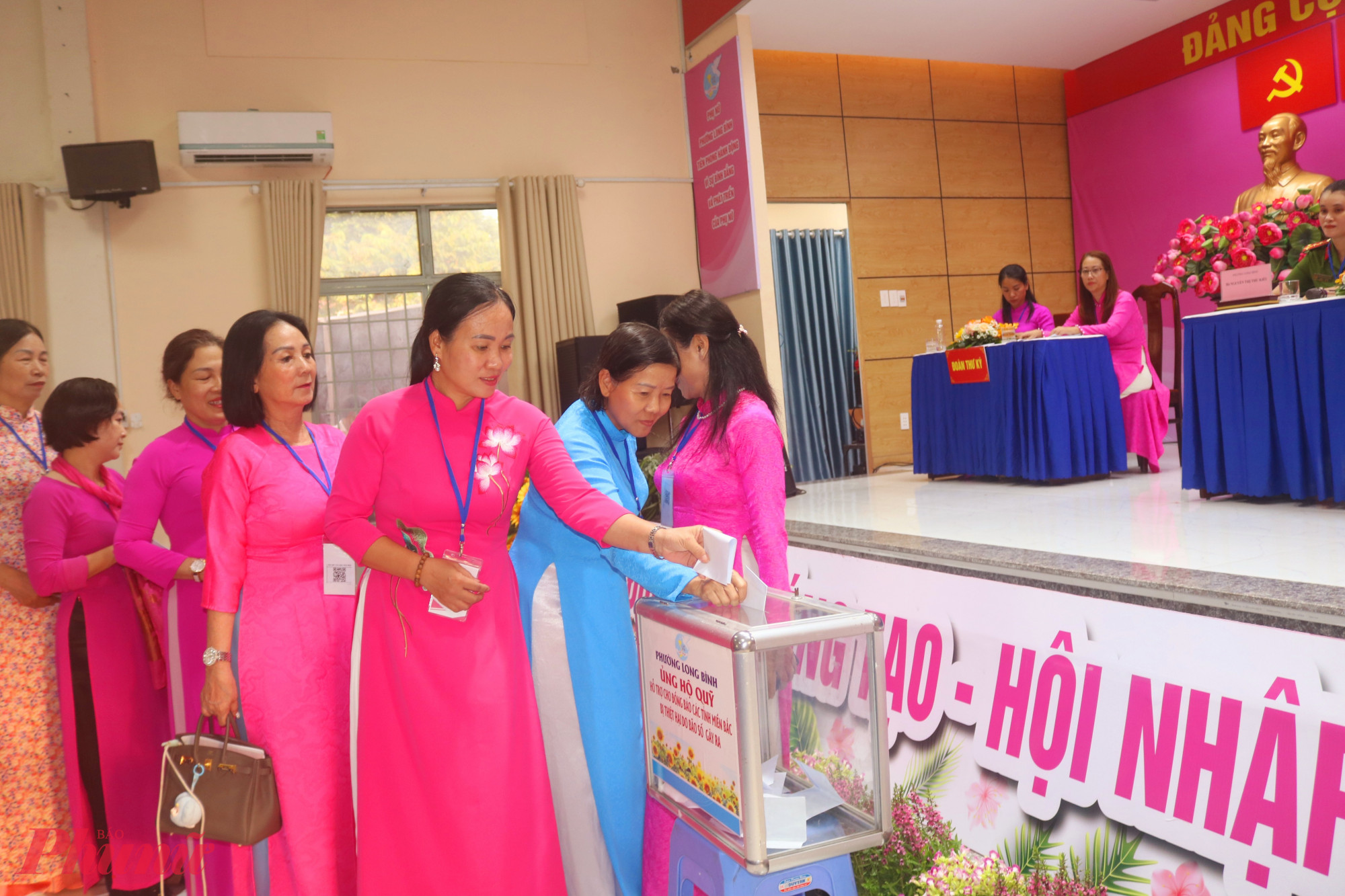 Phụ nữ phường Long Bình góp sức bảo vệ môi trường Tại đại hội, đại biểu đã đồng lòng ủng hộ quỹ hỗ trợ đồng bào bị thiệt hại do bão lũ gây ra - Ảnh: Thảo Nguyên