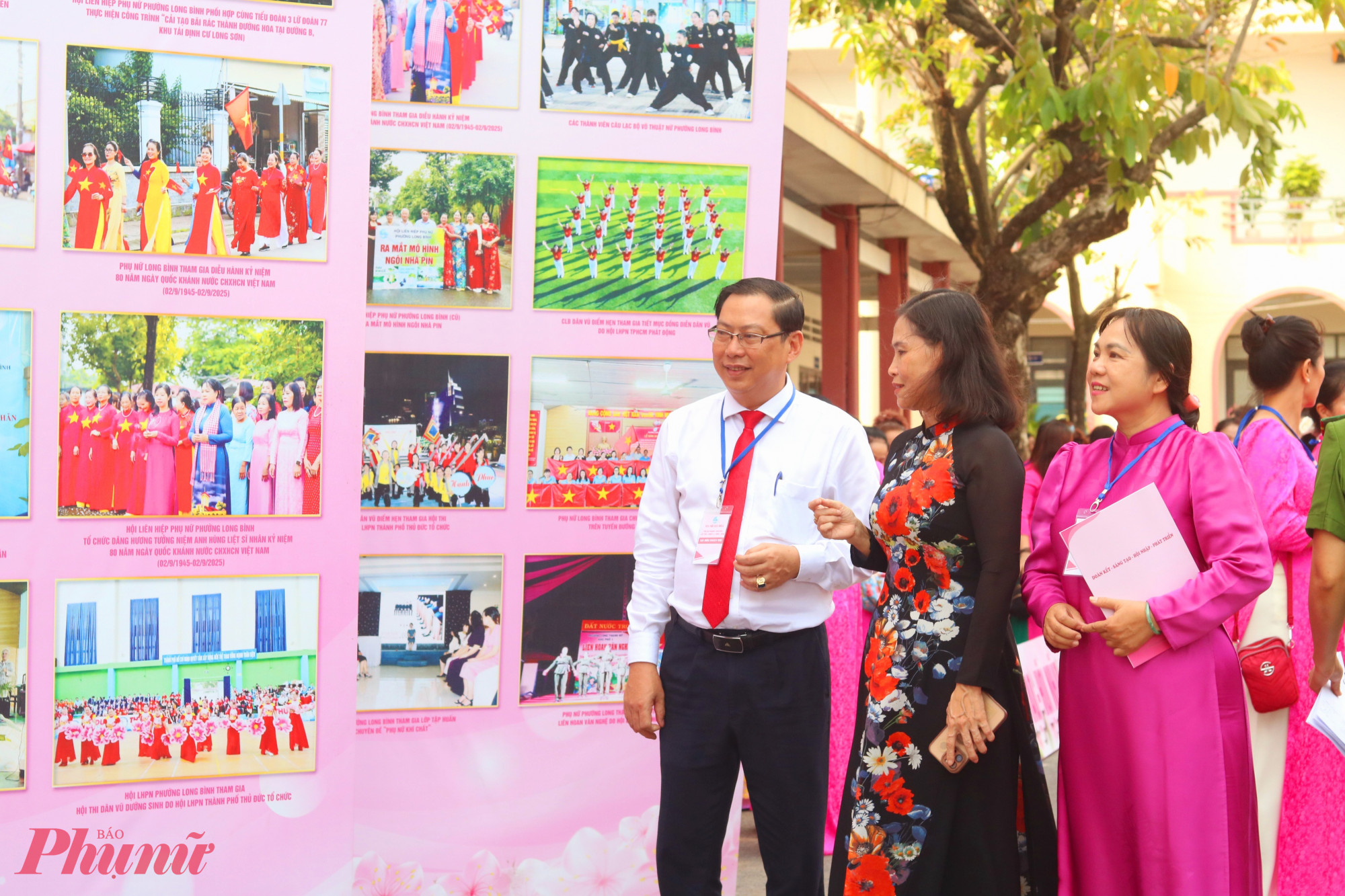 Phụ nữ phường Long Bình góp sức bảo vệ môi trường Đại biểu tham quan không gian triển lãm hình ảnh về các hoạt động nổi bật trong phong trào phụ nữ phường Long Bình giai đoạn 2021 – 2025 - Ảnh: Thảo Nguyên