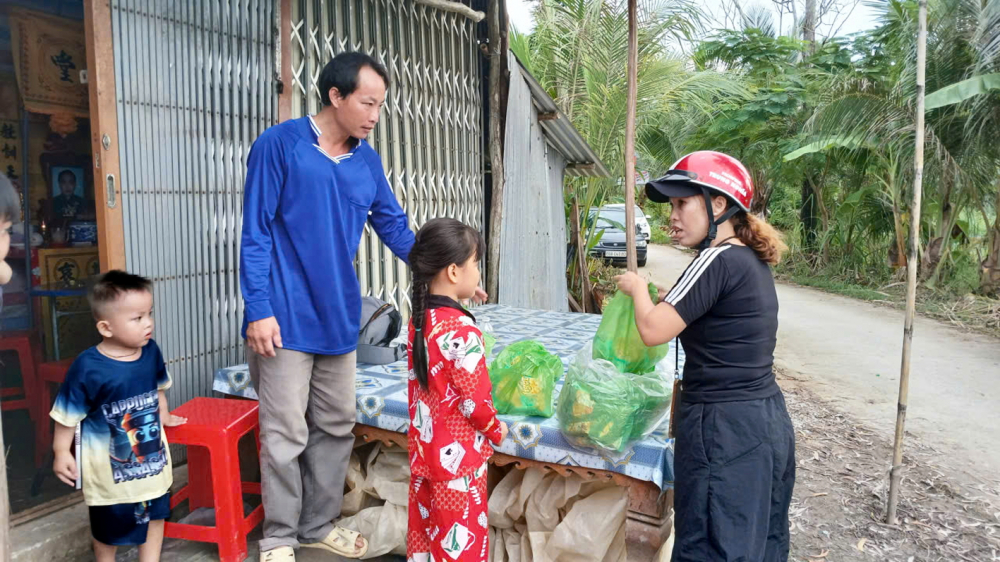 Mạnh thường quân đến tặng quà Trung thu cho các con anh Sản - ẢNH: PHƯƠNG KHÁNH 