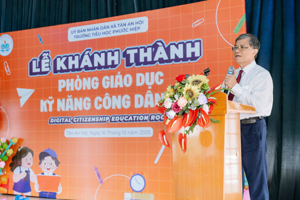 Giám đốc Sở GD-ĐT TPHCM phát biểu tại buổi lễ - Ảnh: BTC