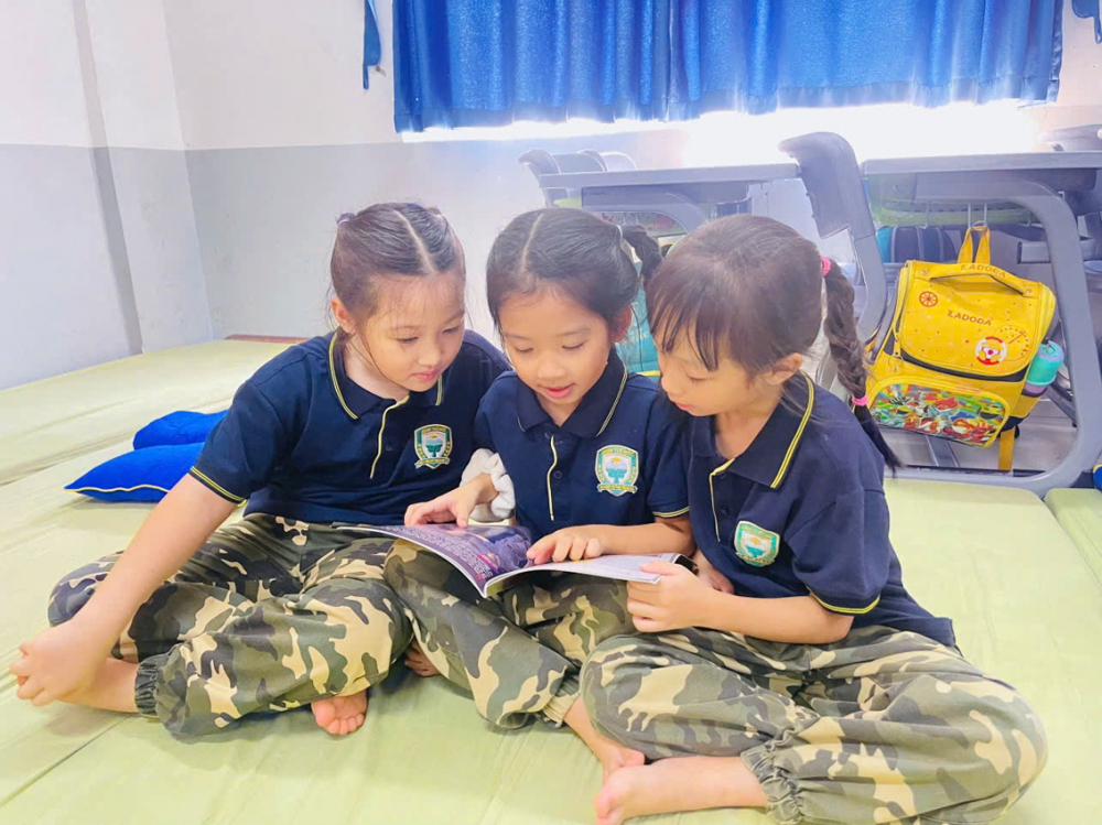 Gia đình nuôi dưỡng tâm hồn trẻ thơ Bé Nguyễn Hoàng Quỳnh Anh (giữa) đọc sách cùng các bạn - Ảnh do gia đình nhân vật cung cấp