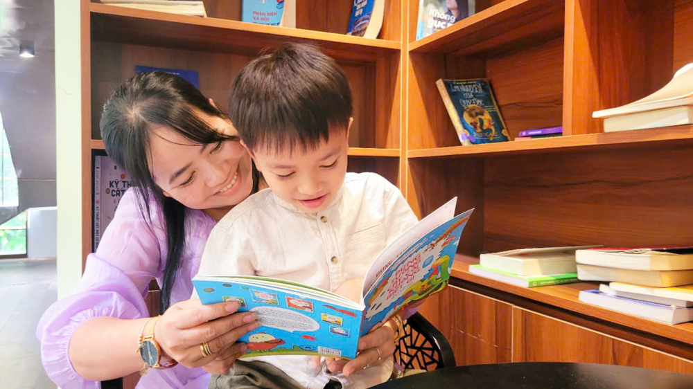 Gia đình nuôi dưỡng tâm hồn trẻ thơ Bé Huỳnh Phúc An sớm hình thành thói quen đọc và có niềm say mê với sách nhờ sự dìu dắt của mẹ - Ảnh do gia đình nhân vật cung cấp