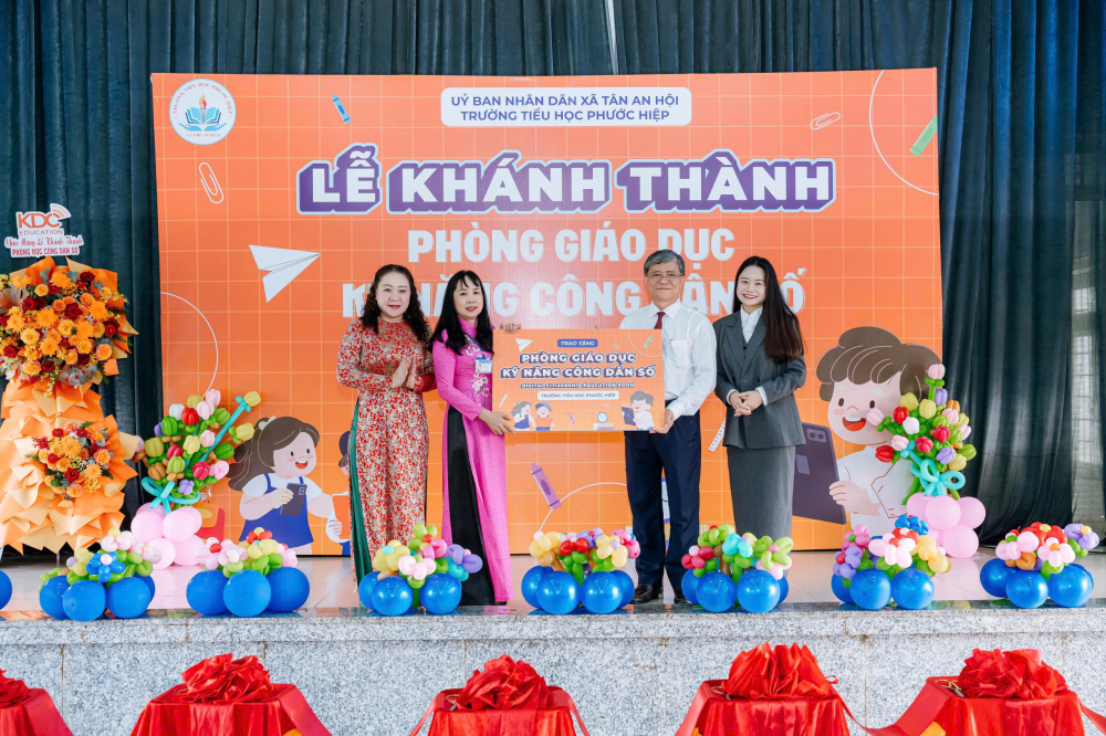 Giám đốc Sở GD-ĐT TP.HCM Nguyễn Văn Hiếu đại diện tặng phòng giáo dục kỹ năng số cho Trường Tiểu học Phước Hiệp - Ảnh: BTC