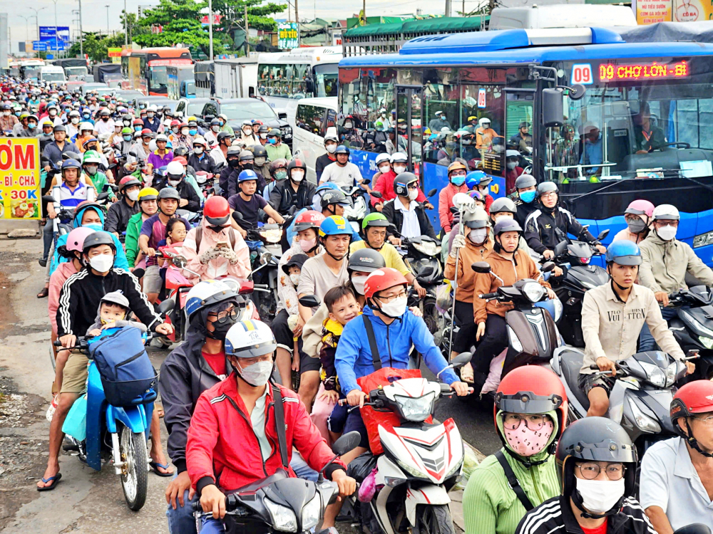Đa dạng hóa loại hình giao thông để tăng tốc phát triển TPHCM Kẹt xe trên Quốc lộ 1 đoạn qua cầu vượt Nguyễn Văn Linh. Việc phát triển thêm các loại hình giao thông sẽ giải quyết nạn kẹt xe ở TPHCM - Ảnh: Tứ Quý