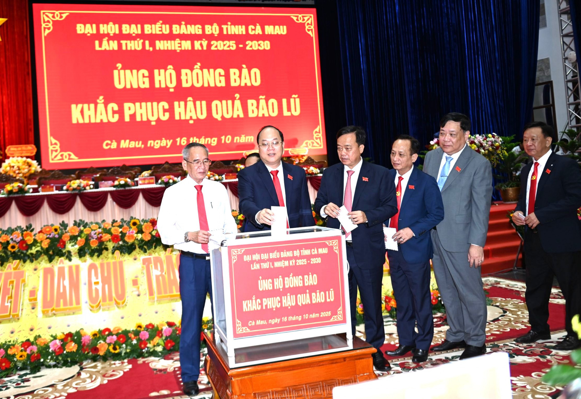 Các đại biểu quyên góp ủng hộ đồng bào khắc phục hậu quả do bão lũ gây ra. Ảnh: Ban Tổ chức đại hội cung cấp
