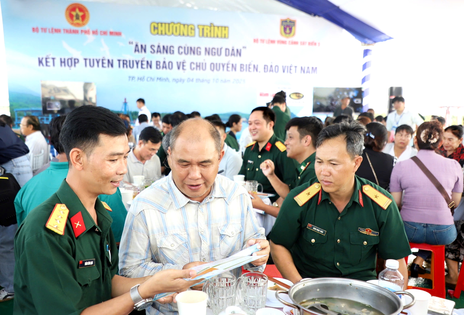 Ban Chỉ huy bộ đội biên phòng thuộc Bộ Tư lệnh TPHCM tuyên truyền về quy định khai thác thủy hải sản hợp pháp cho ngư dân tại phường Phước Thắng
