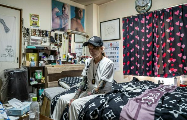 Nishimura giờ đây sống trong một ngôi nhà nhỏ chật hẹp. Đế chế yakuza đã bắt đầu sụp đổ khi các thành viên giảm dần và luật chống mafia được thắt chặt