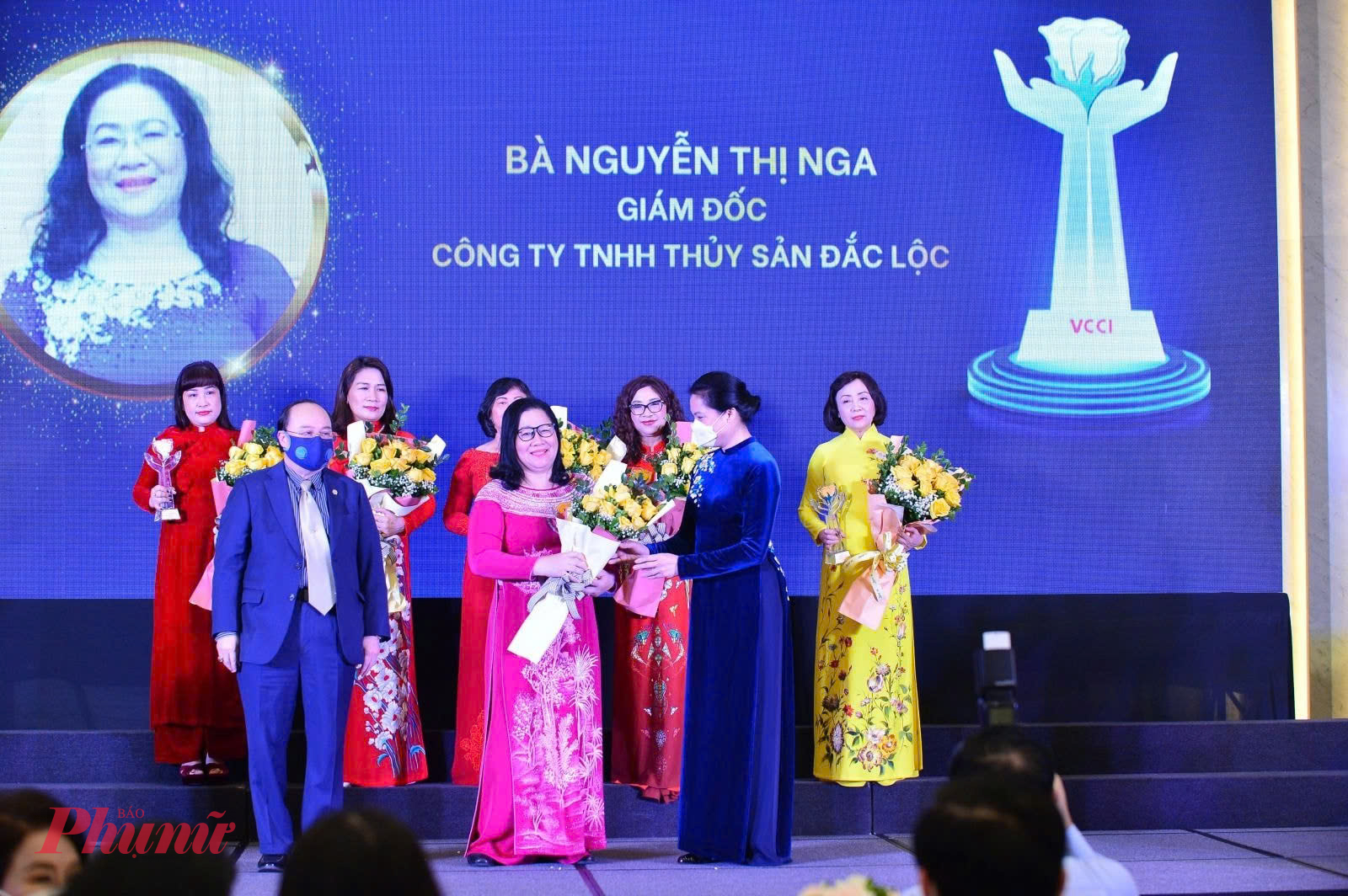  Bà Nguyễn Thị Nga được vinh danh “Nữ doanh nhân Việt Nam tiêu biểu – Bông hồng vàng” năm 2021.